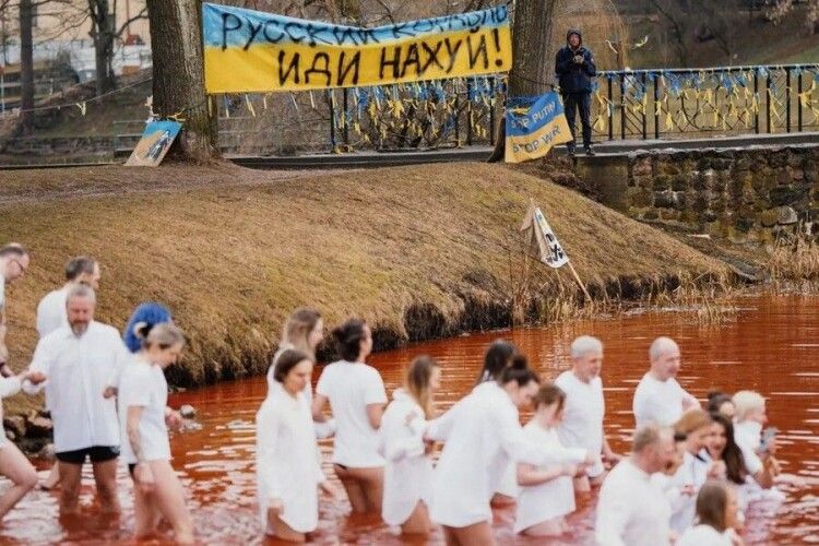 Кілька десятків литовців скупалися у «кривавому озері» біля російського посольства: вражаючі фото