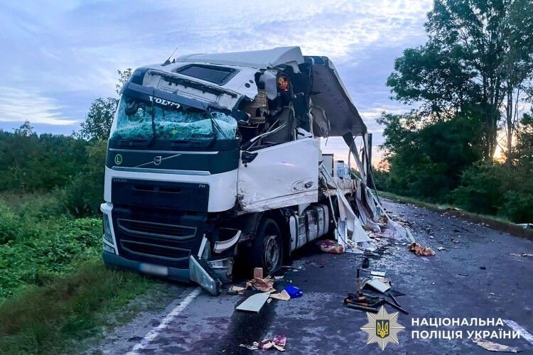 Нічна ДТП на Рівненщині: вантажівка зіткнулася з самохідним обприскувачем