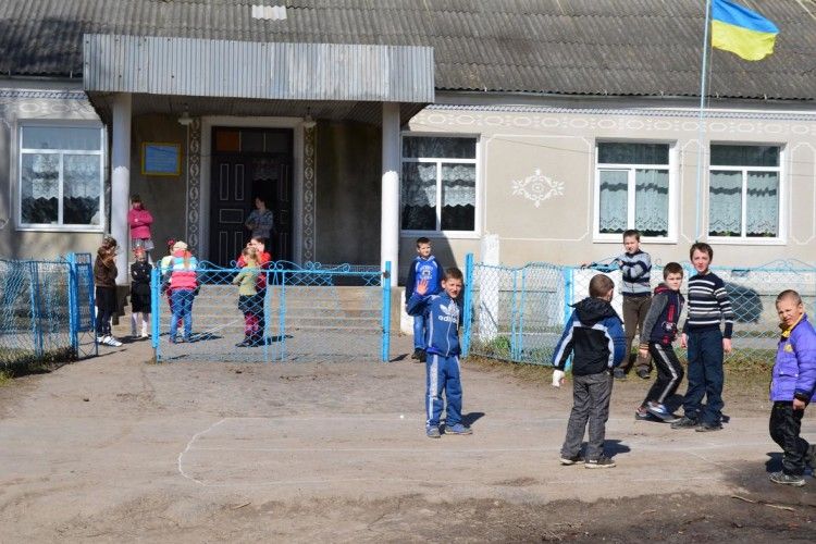 На Рівненщині батьки погрожують не пускати дітей до школи, якщо не розпочнеться будівництво нової