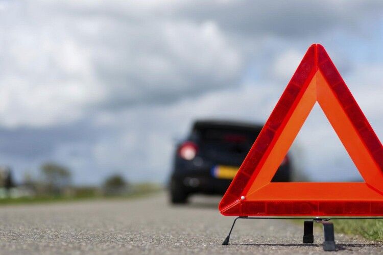 На Волині водій на швидкості протаранив металевий паркан