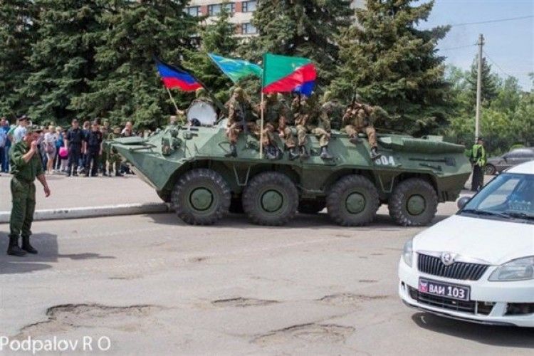 В окупованій Горлівці на честь 9 травня на площу пригнали БТР та почали стріляти 