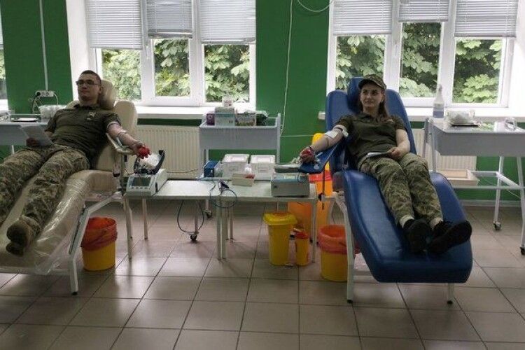 Майже 200 літрів крові: у Луцьку прикордонники долучилися до рекорду України