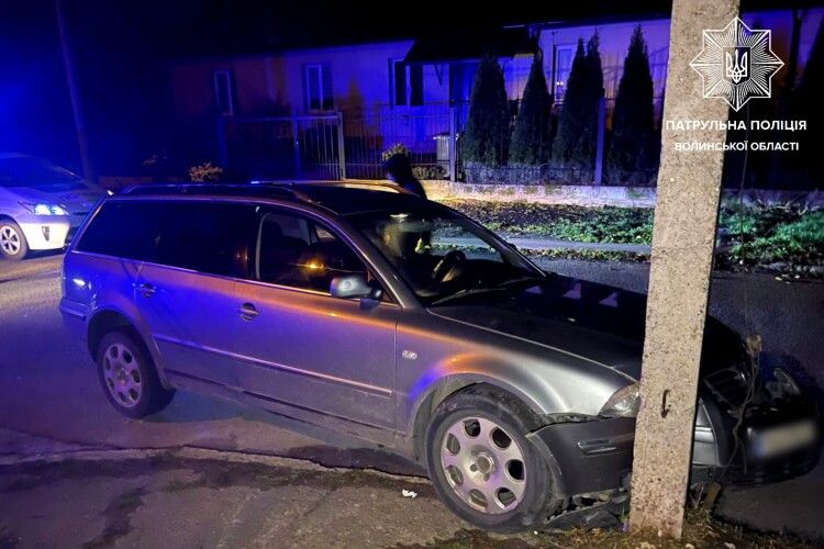 У Луцьку п'яний неповнолітній не розминувся з... стовпом