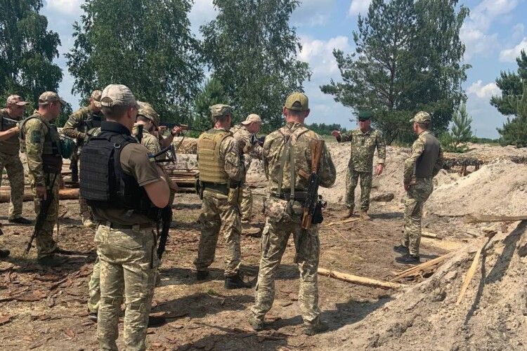 Тренер зі США муштрує волинських прикордонників за стандартами НАТО (Фото)