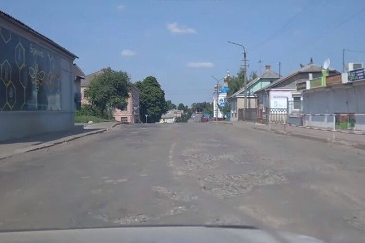 Пояснили, чому в Горохові не ремонтують аварійну дорогу біля базару