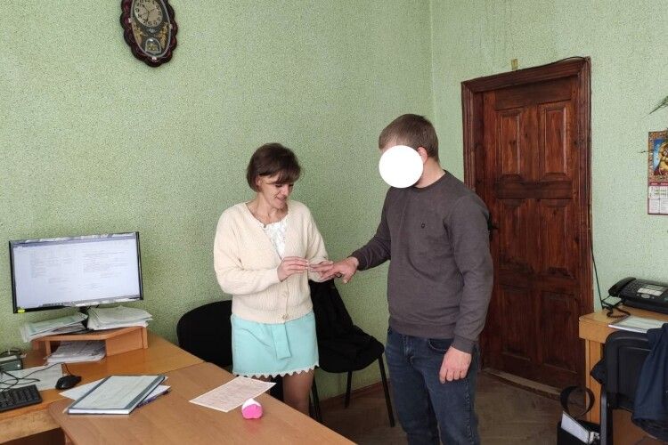Почуття загартовані, як сталь: на Волині одружився військовий (Фото)