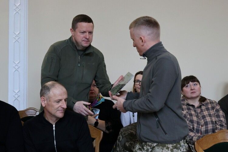 На Волині ветеранам війни та родинам полеглих захисників вручили сертифікати на житло