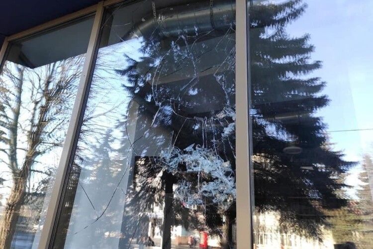У Рівному невідомі скоїли напад на офіс партії «Європейська солідарність»