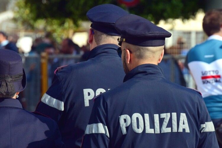 Бунт в італійській поліції: не хочуть носити рожеві маски, закуплені керівництвом