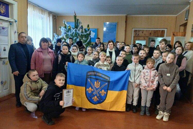 Ліцей на Волині отримав у подарунок бойовий прапор від захисника-односельця