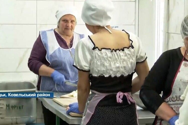 У селі на Волині господині за власні кошти купують продукти і вдосвіта йдуть куховарити для наших захисників 