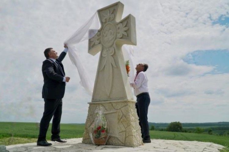 На Одещині боєць АТО витесав пам’ятний знак козакам
