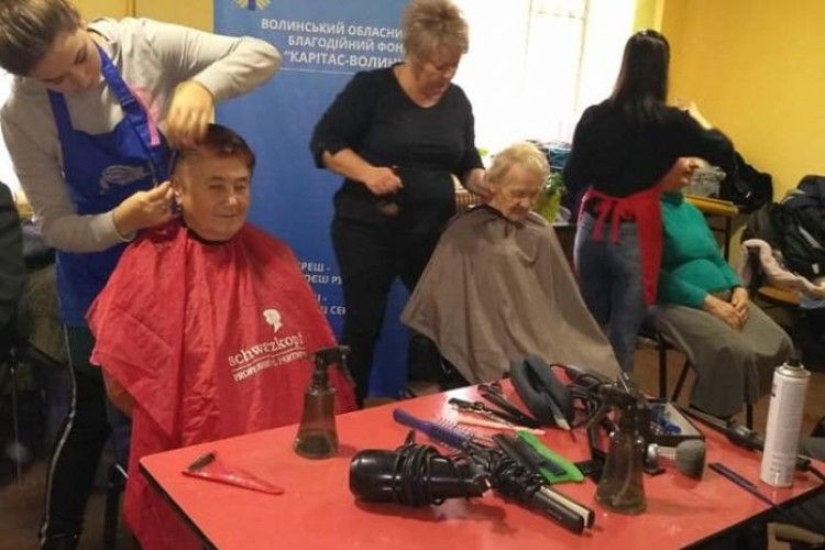 Учні допомогли людям похилого віку стати красивішими і щасливішими