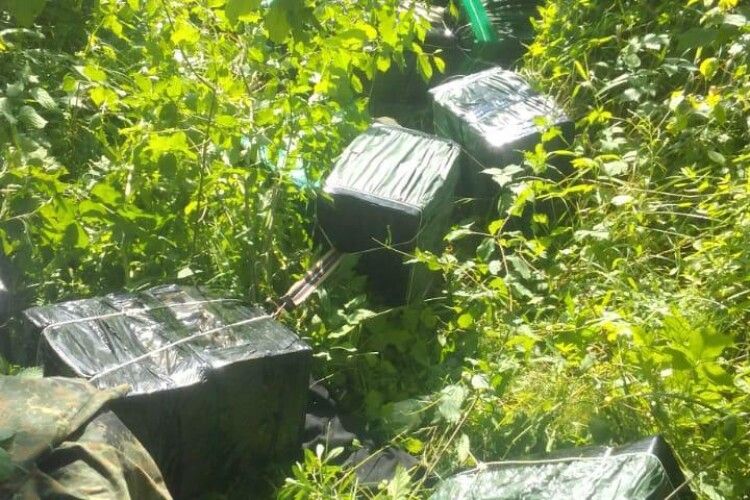Ото «улов»: прикордонники знайшли біля Бугу 32 ящики сигарет