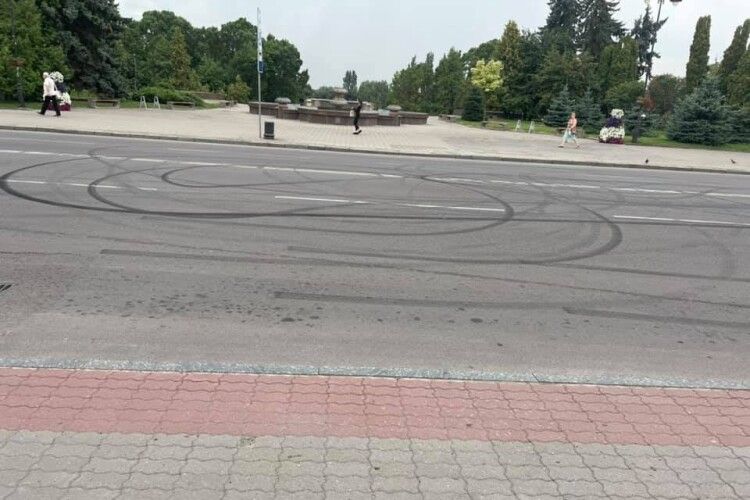 Луцькі водії дрифтували перед пам’ятником Тараса Шевченка