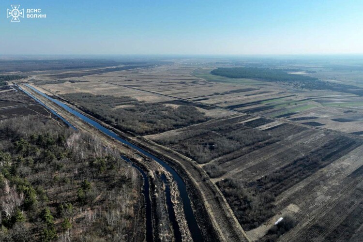 На Волині ліквідовують пожежу на торфовищі