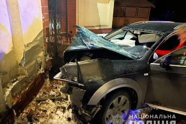 На Рівненщині авто влетіло в санаторій: двоє людей розбилися на смерть (Фото)