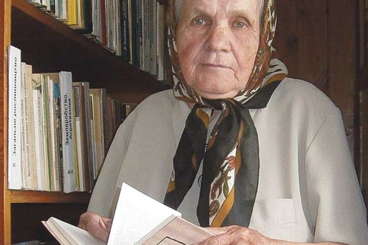 Баба Женя на схилі літ захопилася книжками про Івана Мазепу