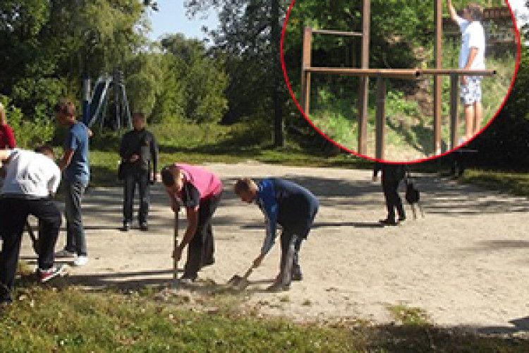 ПРО СПОРТМАЙДАНЧИКИ  ТА СТАДІОНИ  ПОДБАЮТЬ ГРОМАДИ