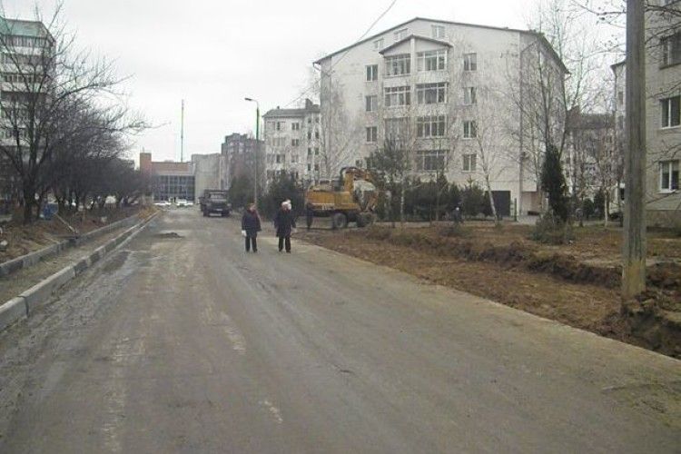 У Луцьку триває ремонт вулиці Агатангела Кримського (фото)