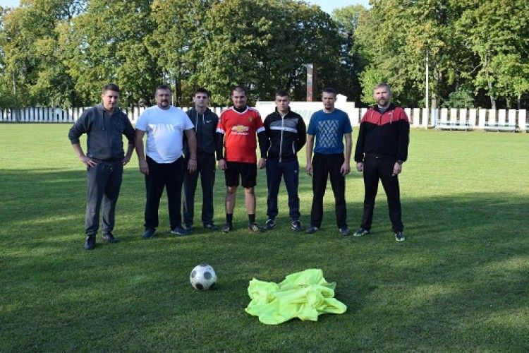 Рівненські священики поскидали підрясники – вдягнули футбольну форму (фото)  