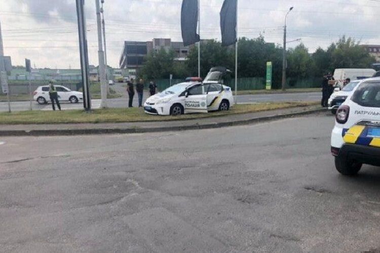 Патрульні у Луцьку збили флагшток через водія, який не дав їм дороги, – пресслужба
