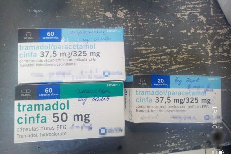  «Від голови»: на «Ягодині» знайшли понад 300 наркотичних таблеток у посилці, яку везли за кордон 