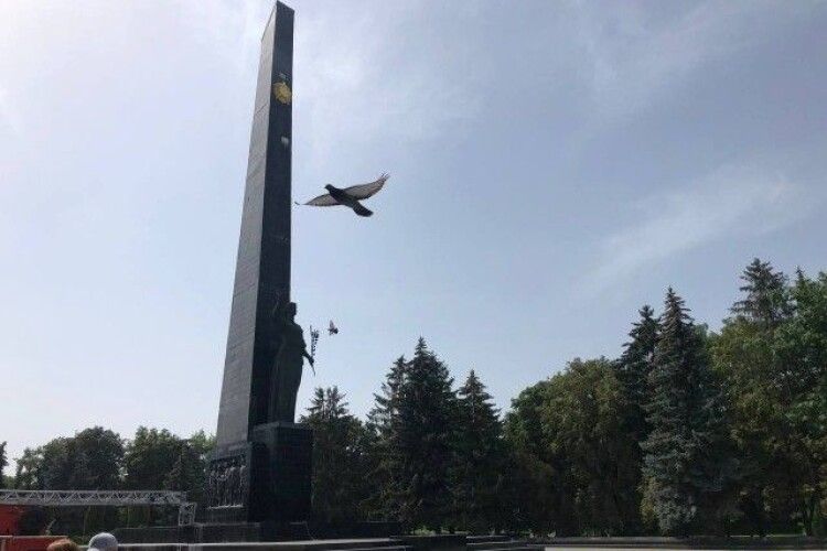 У Луцьку на Меморіалі з обеліска демонтовують радянську зірку