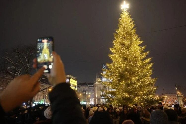 Замість зірки — протитанковий «їжачок»: у Львові засвітили новорічну ялинку