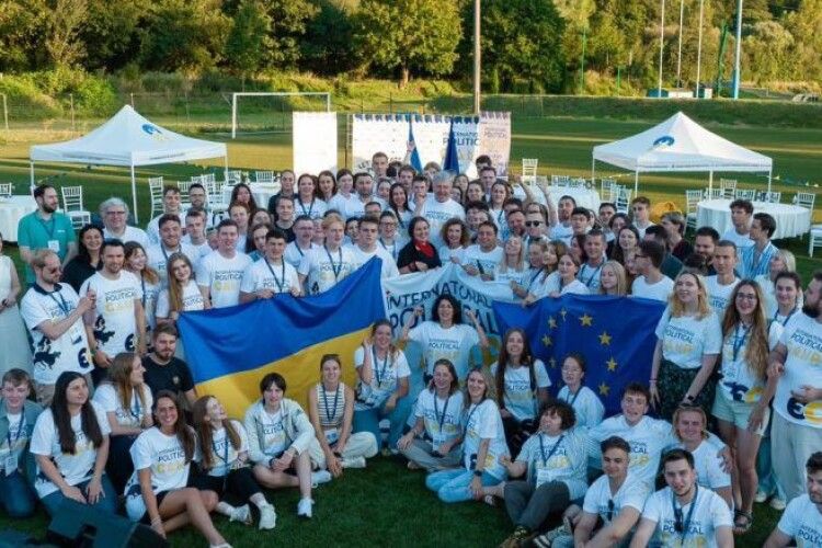 Порошенко закликав учасників молодіжного International Political Camp стояти пліч-о-пліч з Україною до перемоги