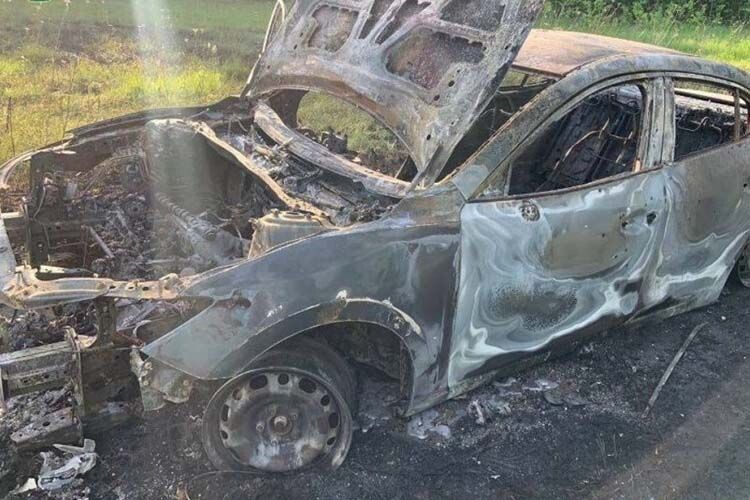 Розстріляли авто сім’ї  з 4-річним сином і спалили