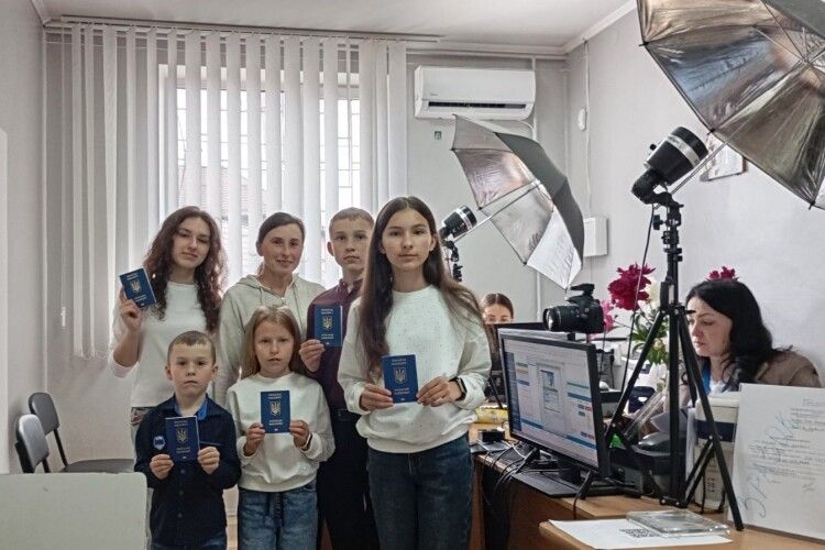 На Волині багатодітна мама оформила відразу 5 закордонних паспортів