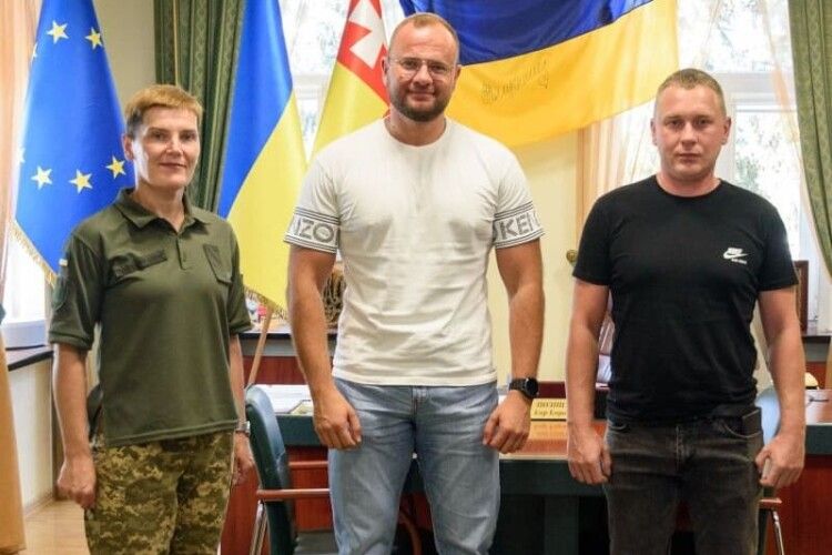 Міський голова Ігор Поліщук зустрівся зі звільненими з полону лучанами
