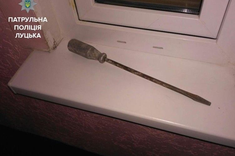 Чоловік хотів потрапити в аптеку: посеред ночі, через отвір у стіні…