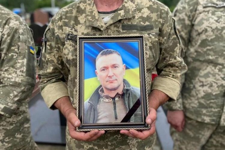 У машину потрапила ракета: на Рівненщині попрощалися з Героєм