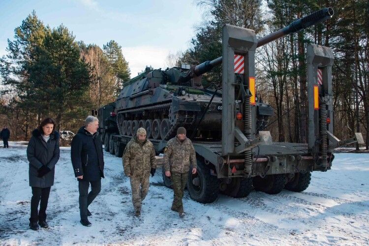 Порошенко подарував дружині на День народження найбільший у світі танковий тягач