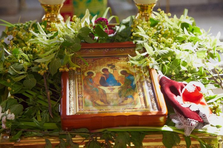 «Трійця трьома святами багата»