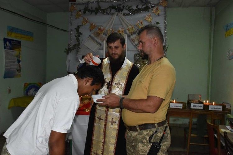 Волинський боєць охрестився на передовій (фото)