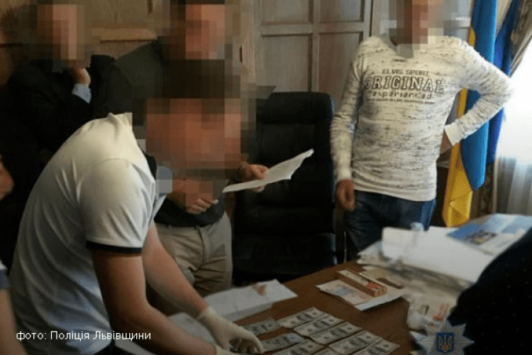 На Львівщині платили доларові хабарі, щоб працювати в одній із РДА