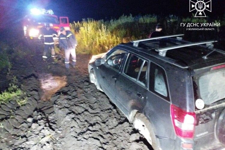 На Волині в болоті застрягло авто з вагітною жінкою і двома дітьми