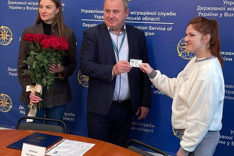 Звільнені з полону Мар’яна Мамонова та Анастасія Чорненька в Луцьку отримали нові паспорти
