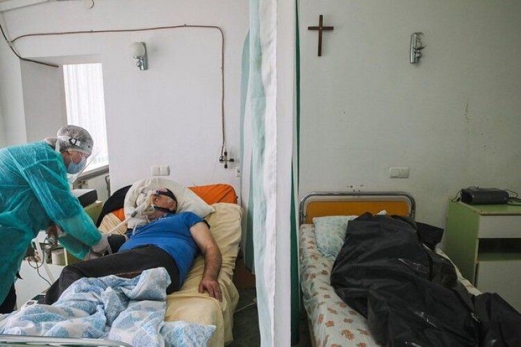 «Життя і смерть поруч, розділені фіранкою», - фото дня з ковідної лікарні в Коломиї