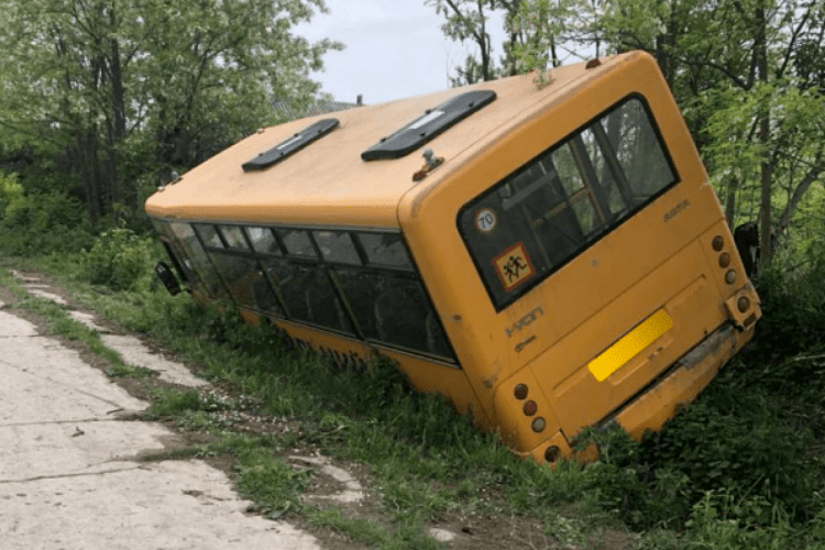 Шкільний автобус злетів у кювет поблизу села Шклинь Горохівського району (Відео)