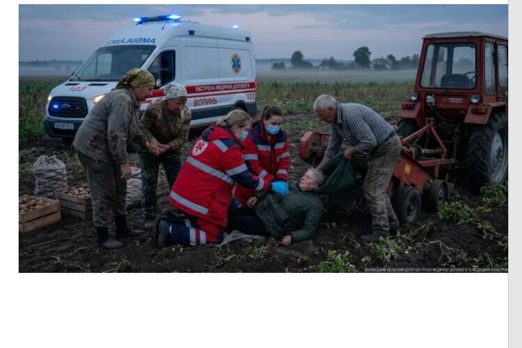 На Волині ледь не загинула жінка під час збирання бульби