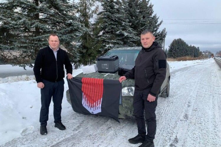 Військовому з Волині громада передала зарядну станцію та квадрокоптери