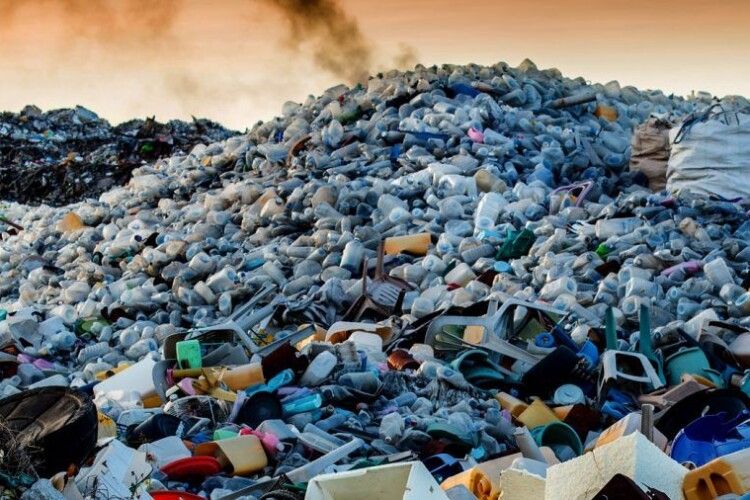 У Луцькому районі перевірка виявила отруйне сміттєзвалище