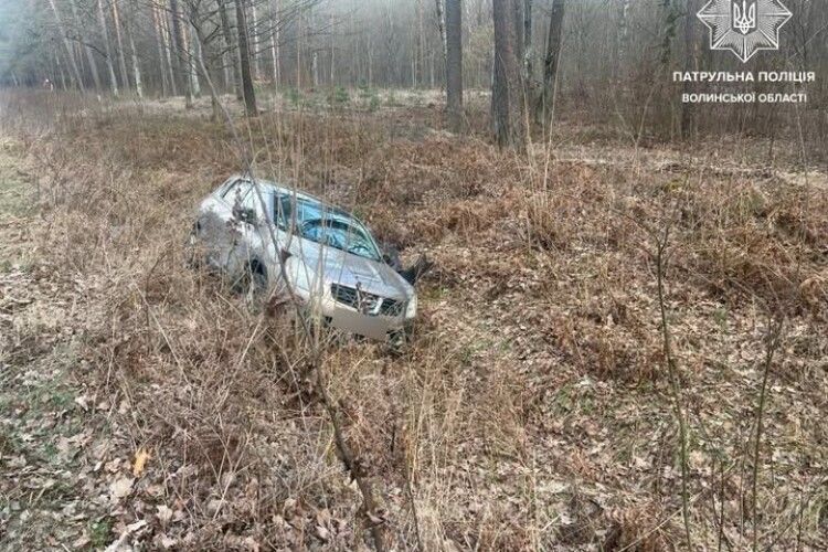 На Волині чоловік, керуючи автомобілем напідпитку, з'їхав у кювет