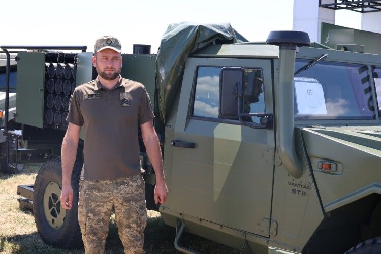 «Дальнобой» з Волині крутив кермо в Нідерландах, а тепер вивозить поранених з-під обстрілів