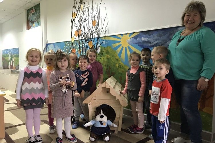 У Боголюбах вихованці дитсадка побудували будки для луцьких псів-безхатьків (фото)