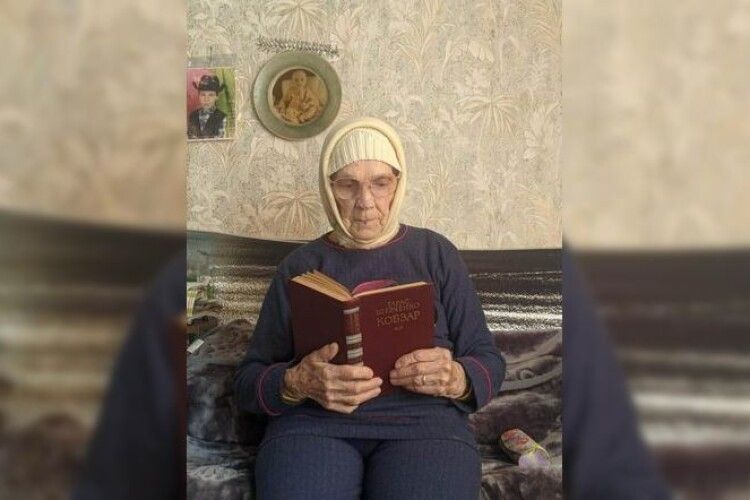 93-річна переселенка щодня читає «Кобзаря», якого вивезла з окупації